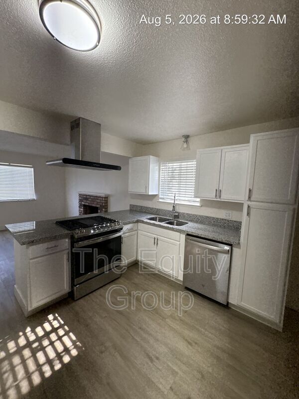 Building Photo - 2113 W Inyo Ave