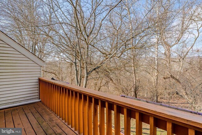 Building Photo - 227 Carriage Ct