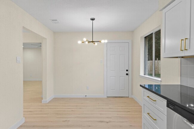 Building Photo - 2322 Aprilmont Dr