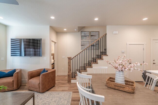 Building Photo - Flexible lease options! Spacious Townhome in Washington