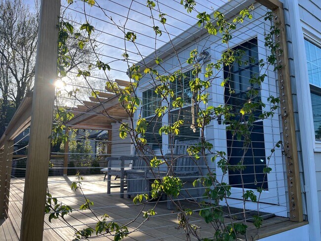 Building Photo - 3 Bedroom 2 Bath Fairfield House Near Southport