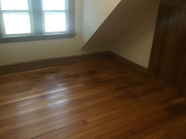 Building Photo - 4 bedroom single family home