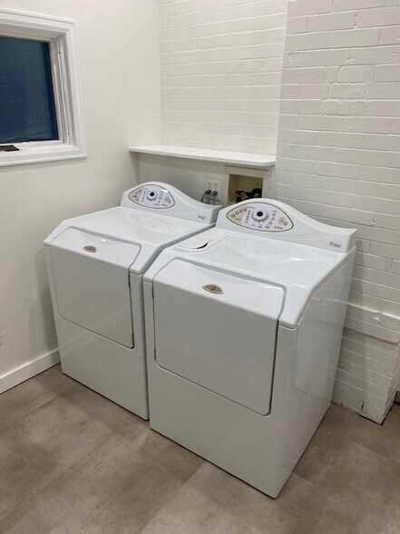 laundry room w high-end washer and dryer - 2918 N Gaylord St