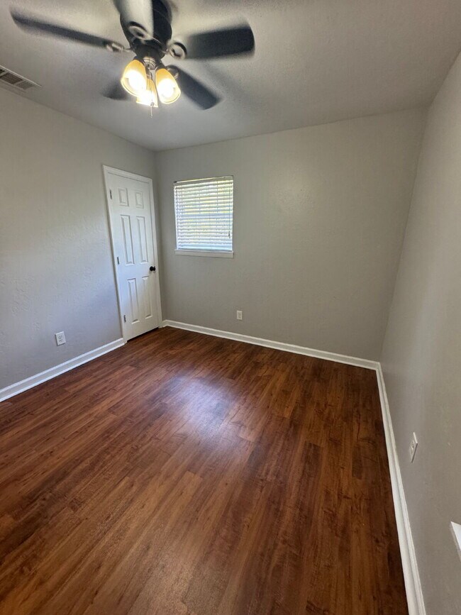 Building Photo - 3BR/2.5BA Off Lake Braford