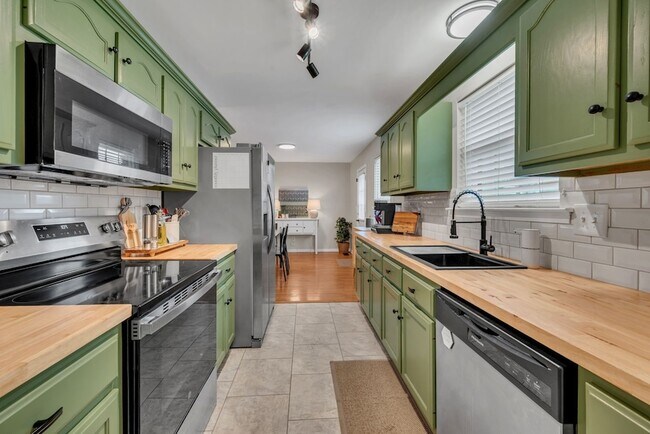 Building Photo - 2029 Sunday Silence Dr
