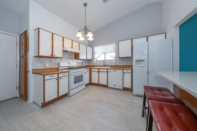 Building Photo - 10281 E Foxmoor Dr