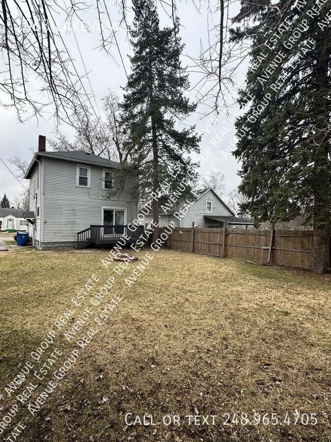 Building Photo - 1068 Lakeview St