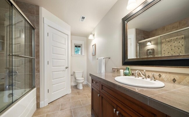 Building Photo - Beautiful Home in Semiahmoo!