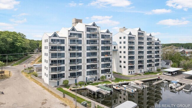 Building Photo - 2964 Lakeshore Dr