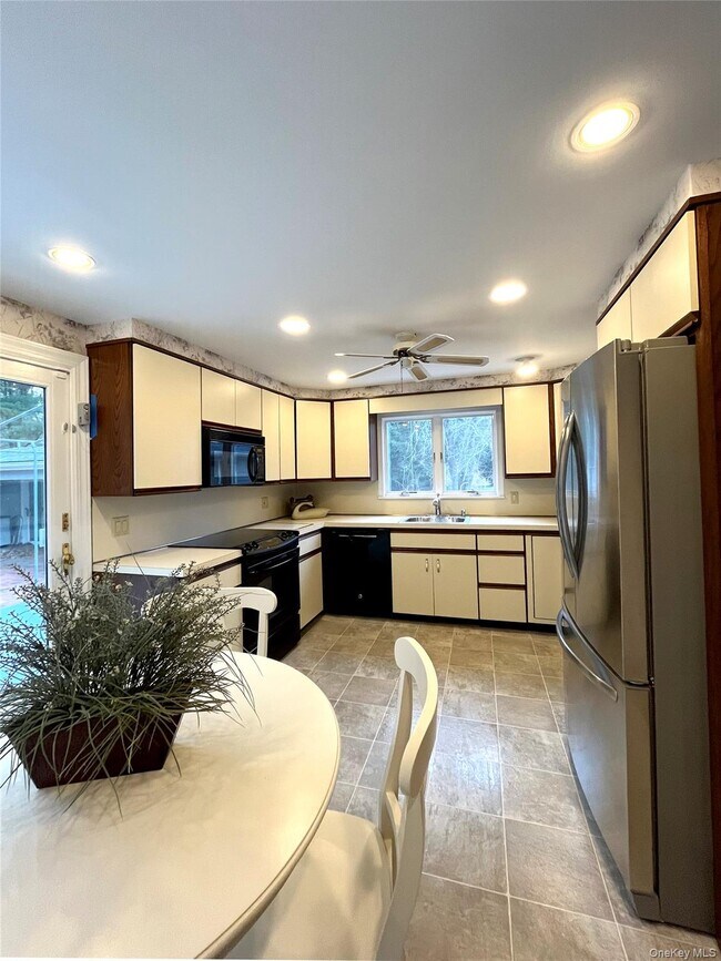 Building Photo - 25 Squires Ave