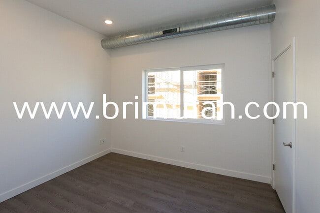 Building Photo - 945 S Washington St