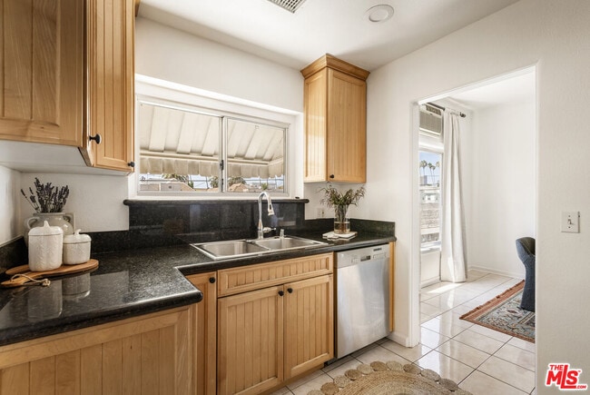 Building Photo - 1147 Westmoreland Ave