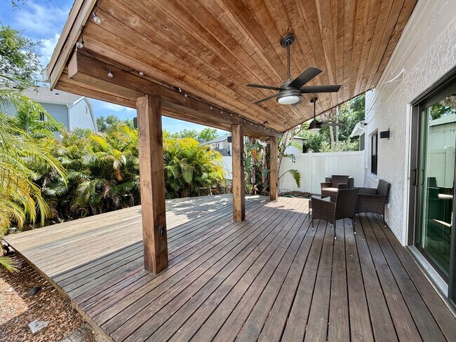 Building Photo - Updated 3 Bed 2.5 Bath Townhouse - SoHo / Hyde Park Area