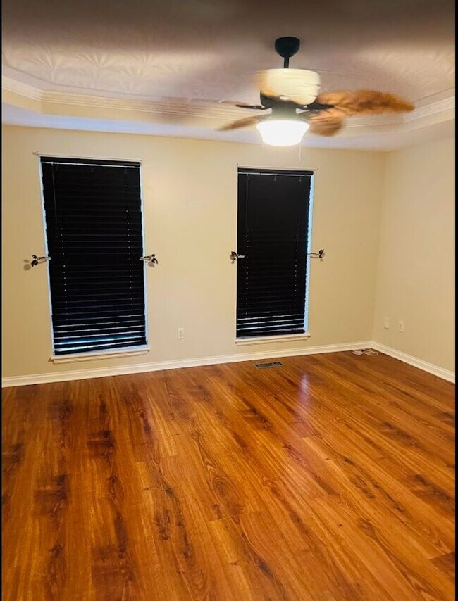 Building Photo - Beautiful spacious 4 bed 4 bath Family Home