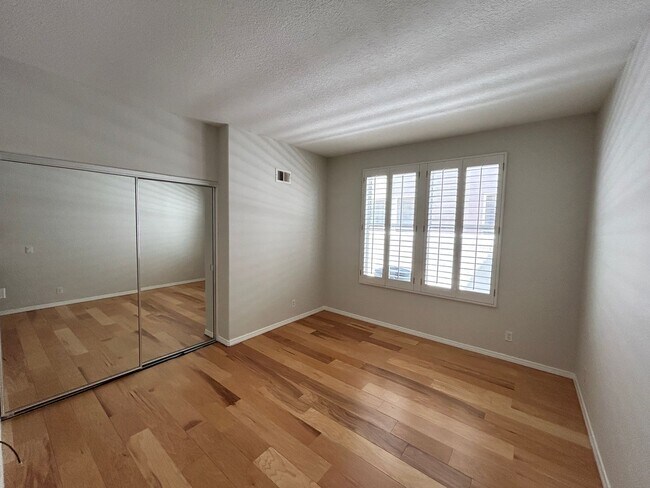 Building Photo - 8132 E Hillsdale Dr