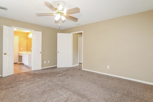 Building Photo - 10007 Willow Wood Way