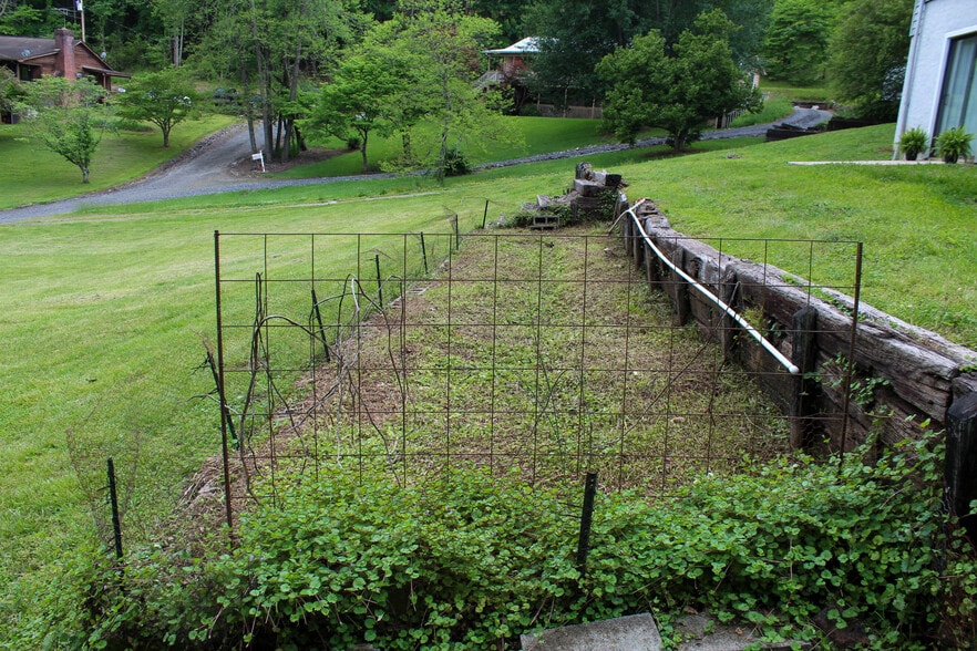 Garden area available to tenants. - 28 Brown Hollow Ln