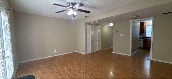 Building Photo - 422 Kirkcaldy Ct