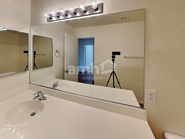 Building Photo - 15834 W Mohave St