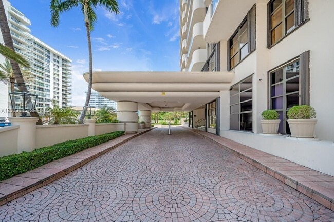 Building Photo - 5757 Collins Ave