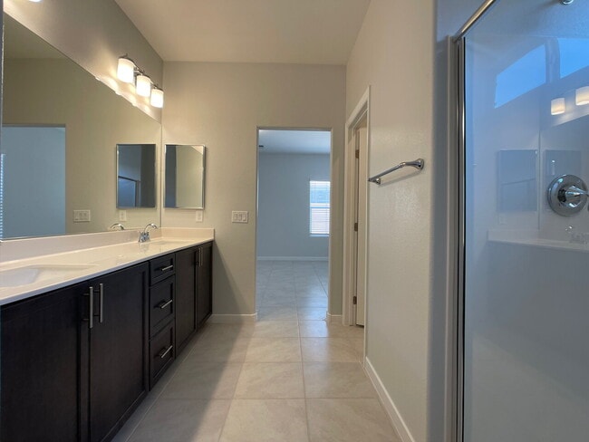 Building Photo - 4 BED 2 BATH 2 CAR GARAGE SINGLE STORY SINGLE FAMILY HOME w/ PAVED BACKYARD IN CADENCE COMMUNITY,...