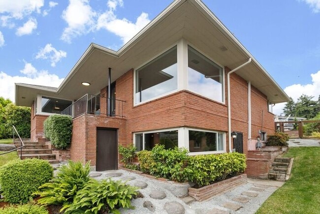 Building Photo - Gorgeous West Seattle Mid-Century Modern w...