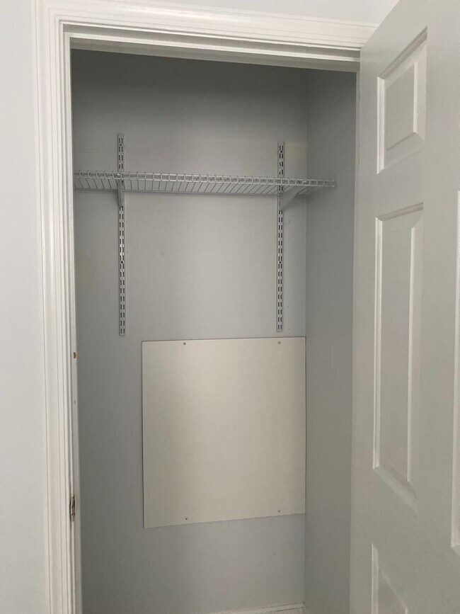 Building Photo - Remodeled Seven Oaks Condo