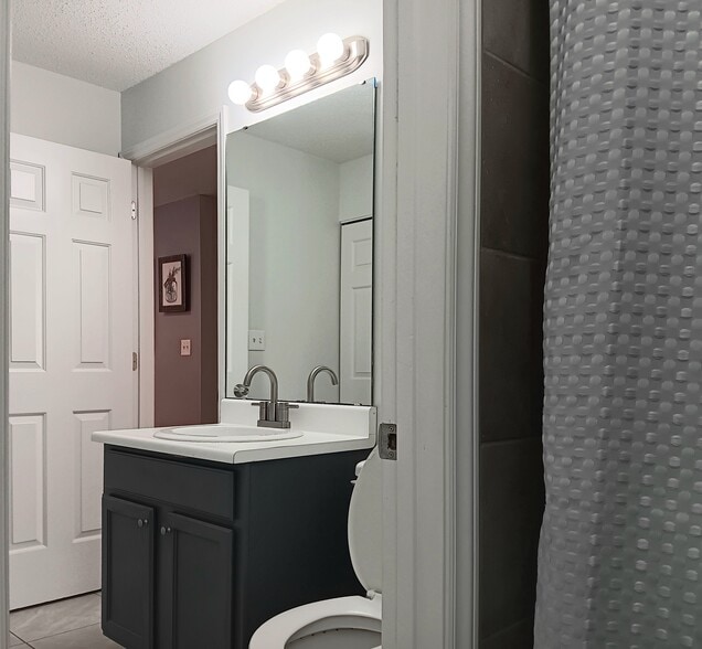 Bedroom 2 - bathroom/shower - 9033 J M Keynes Dr