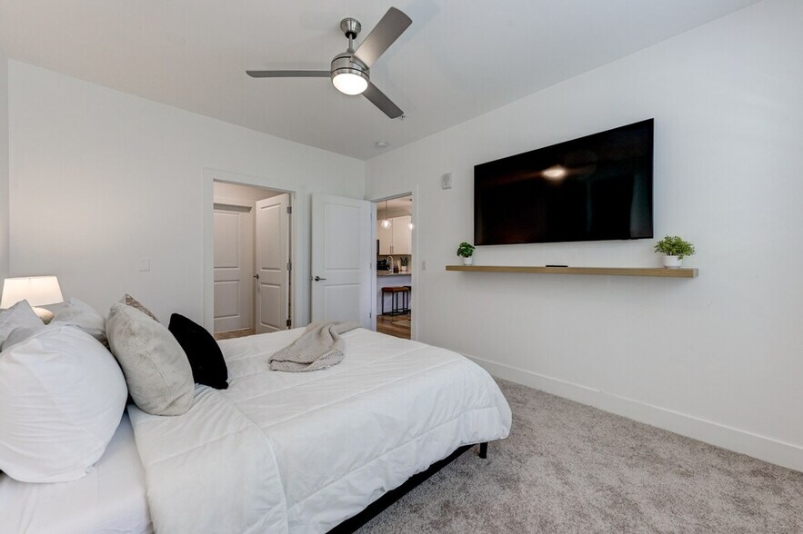 Building Photo - 308 Gibson St SE