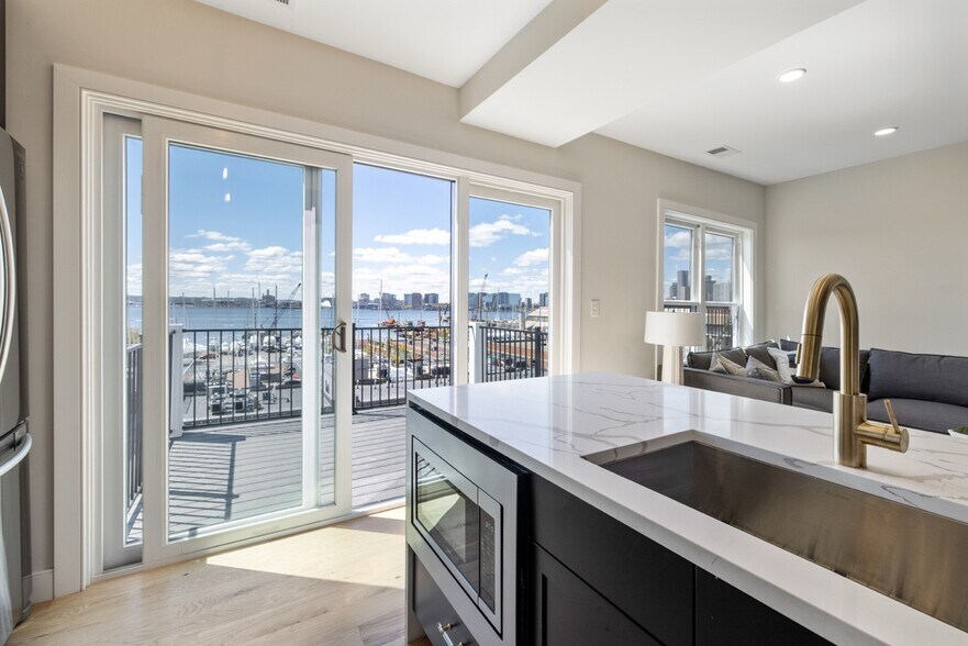 Building Photo - 275 Webster St