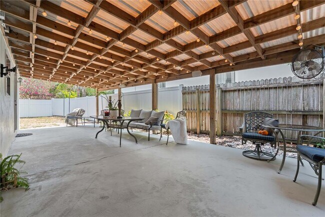 Building Photo - 3606 W Royal Palm Cir