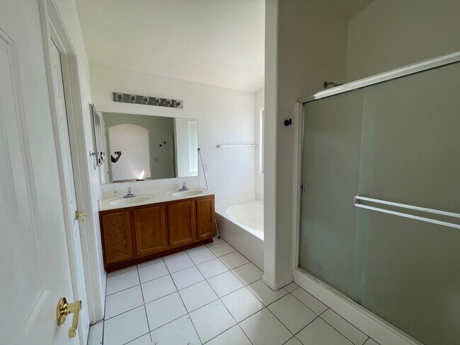 Building Photo - Charming Corner Lot - 4 Bedroom/ 2 Bathroom