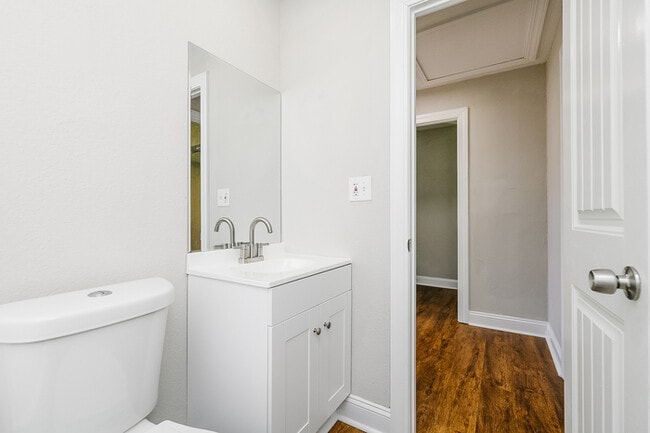 Building Photo - NEWLY RENOVATED 2 bedroom, 1 bathroom at G...