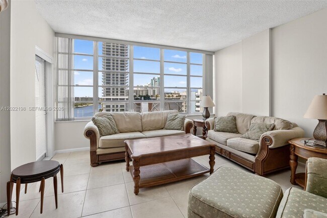 Building Photo - 1817 S Ocean Dr