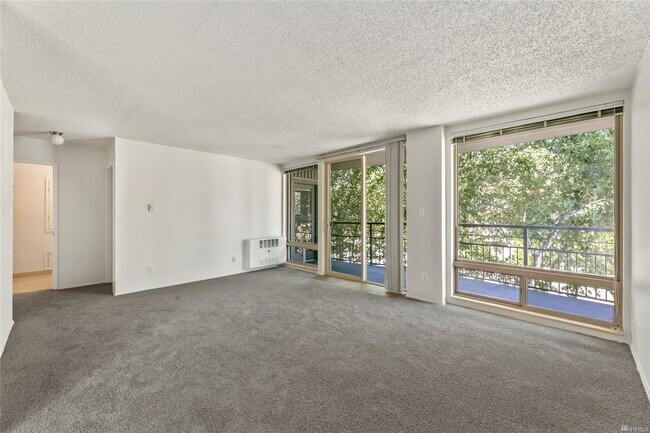 Building Photo - Spacious 1 bed/1bath, Parking included!