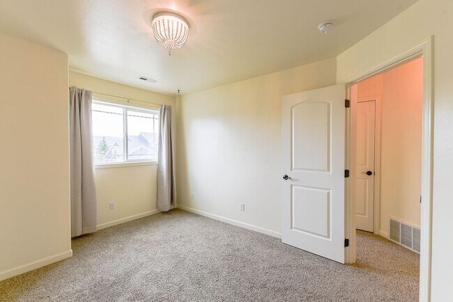 Building Photo - Beautiful 3 bed/2.5 bath single family hom...