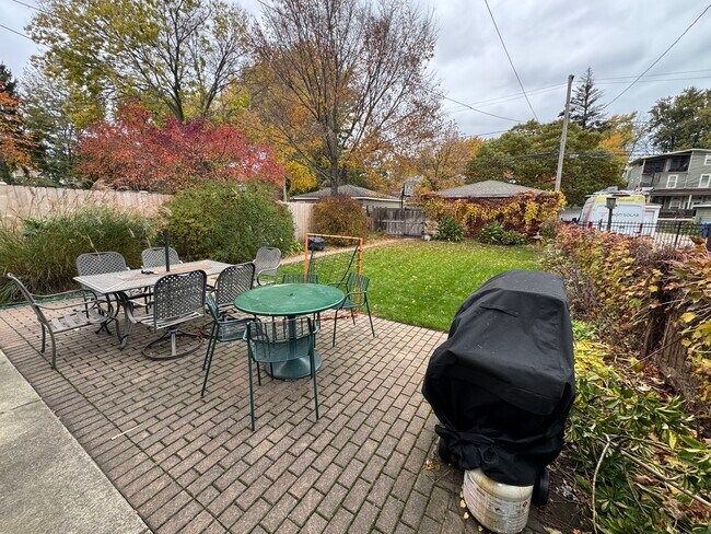 Building Photo - 1822 W Greenleaf Ave