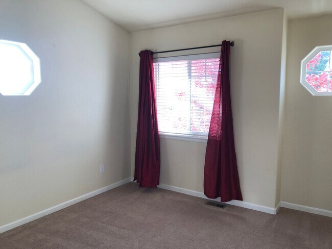 Building Photo - Bright and Open 3 Bed 3 Bath Townhome in G...