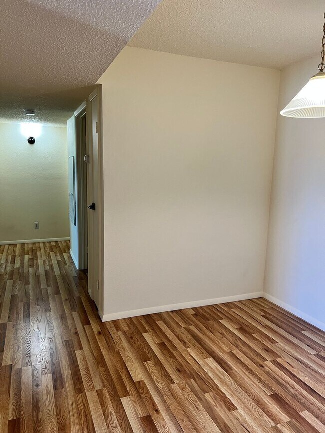 Building Photo - Cozy Condo
