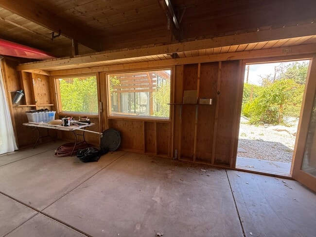 Building Photo - High Desert Retreat- 3 Bedrooms, 2 Bathroo...