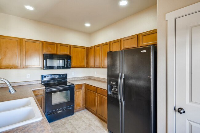 Building Photo - $2170 | 3BR / 3.5BA | Pet Friendly Townhou...