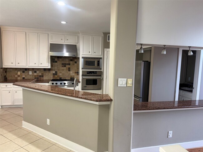 Building Photo - 332 Asbury St