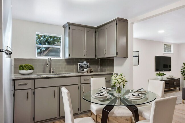 Building Photo - 107 E 11th St