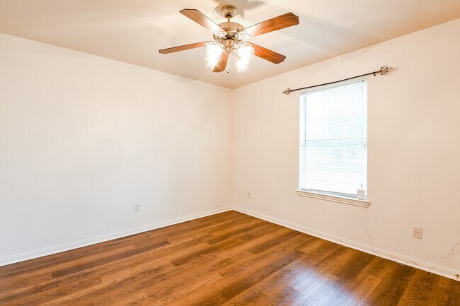 Building Photo - 712 Avenue F