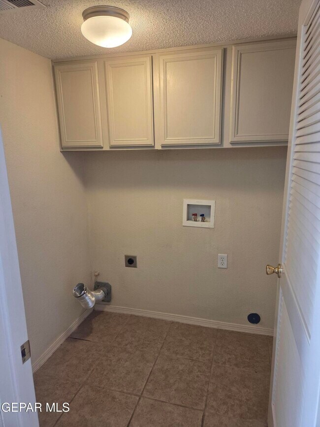 Building Photo - 3717 Hubble Dr