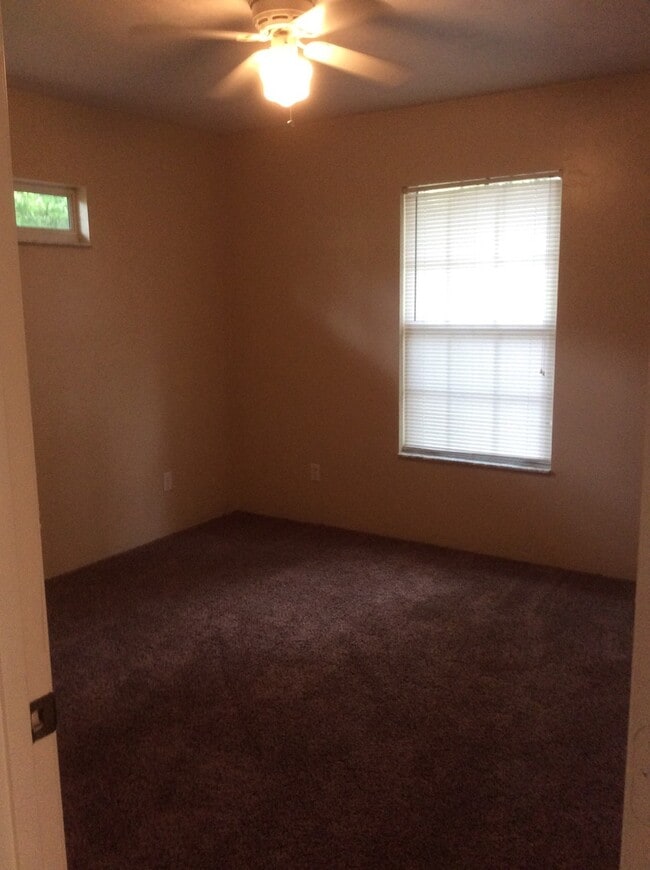 Building Photo - 2 Bedroom House in Wakulla Gardens