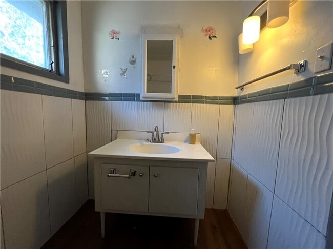 Building Photo - 411 Herrick St