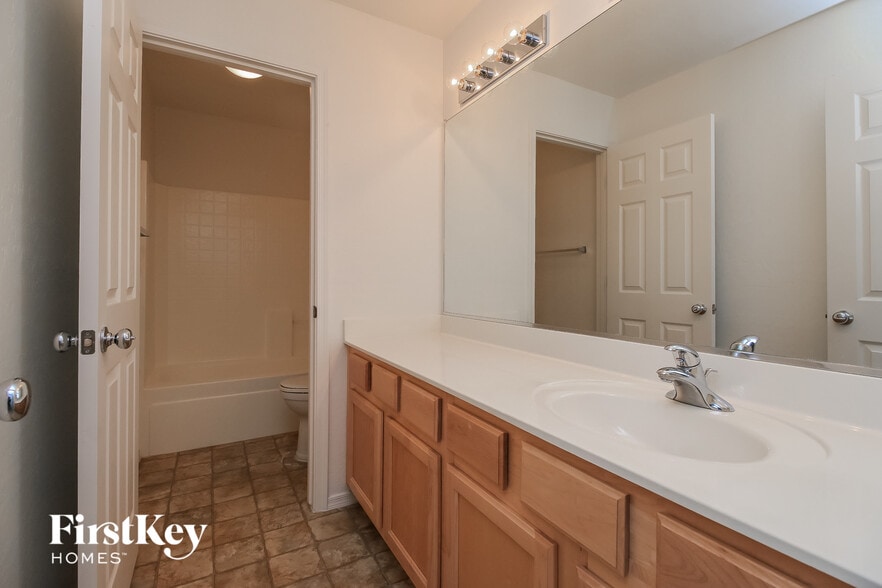 Building Photo - 2671 W Bartlett Way