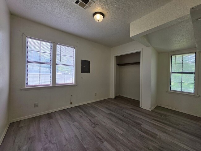 Building Photo - 3 bedroom home in Shawnee!