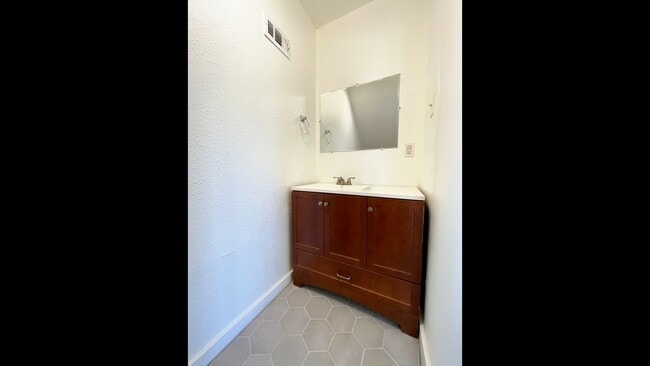 Building Photo - 5000 Mashie Cove